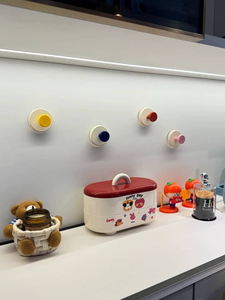 Rotating Vacuum Suction Wall Hook
