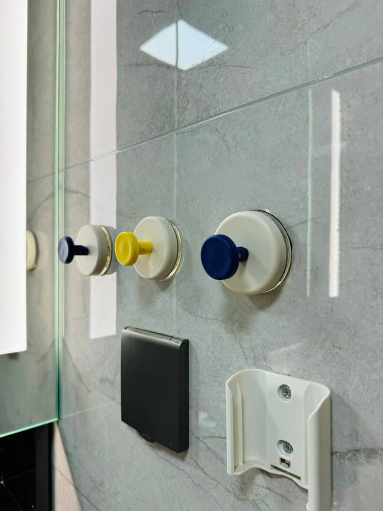 Rotating Vacuum Suction Wall Hook